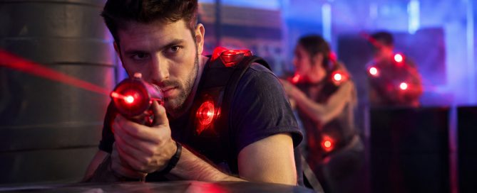 Descubre los errores de laser tag más comunes y cómo evitarlos. Mejora tu posicionamiento, tiro y estrategia de equipo en pista. ¡Lidera el marcador!